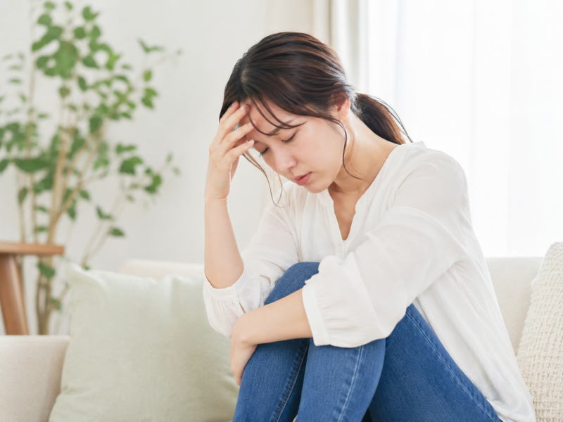 原因が分からない心身の不調に悩む女性